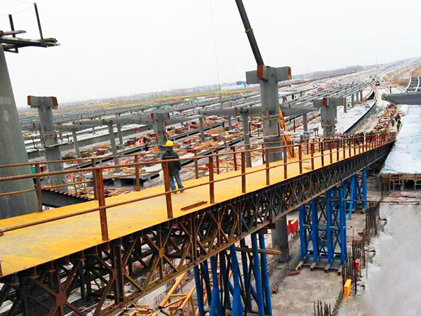 湖北襄陽中鐵建工集團鋼便橋（長度：69米；坡度：20°）